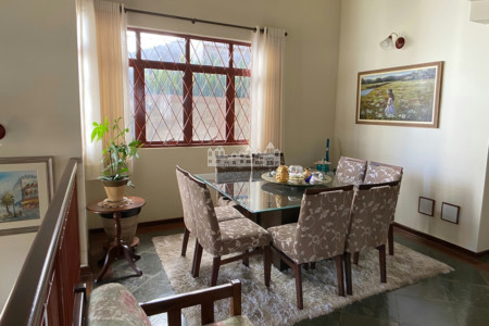 Casa à venda com 3 quartos, sendo 1 suíte, com vista deslumbrante em Recreio Maristela, Atibaia