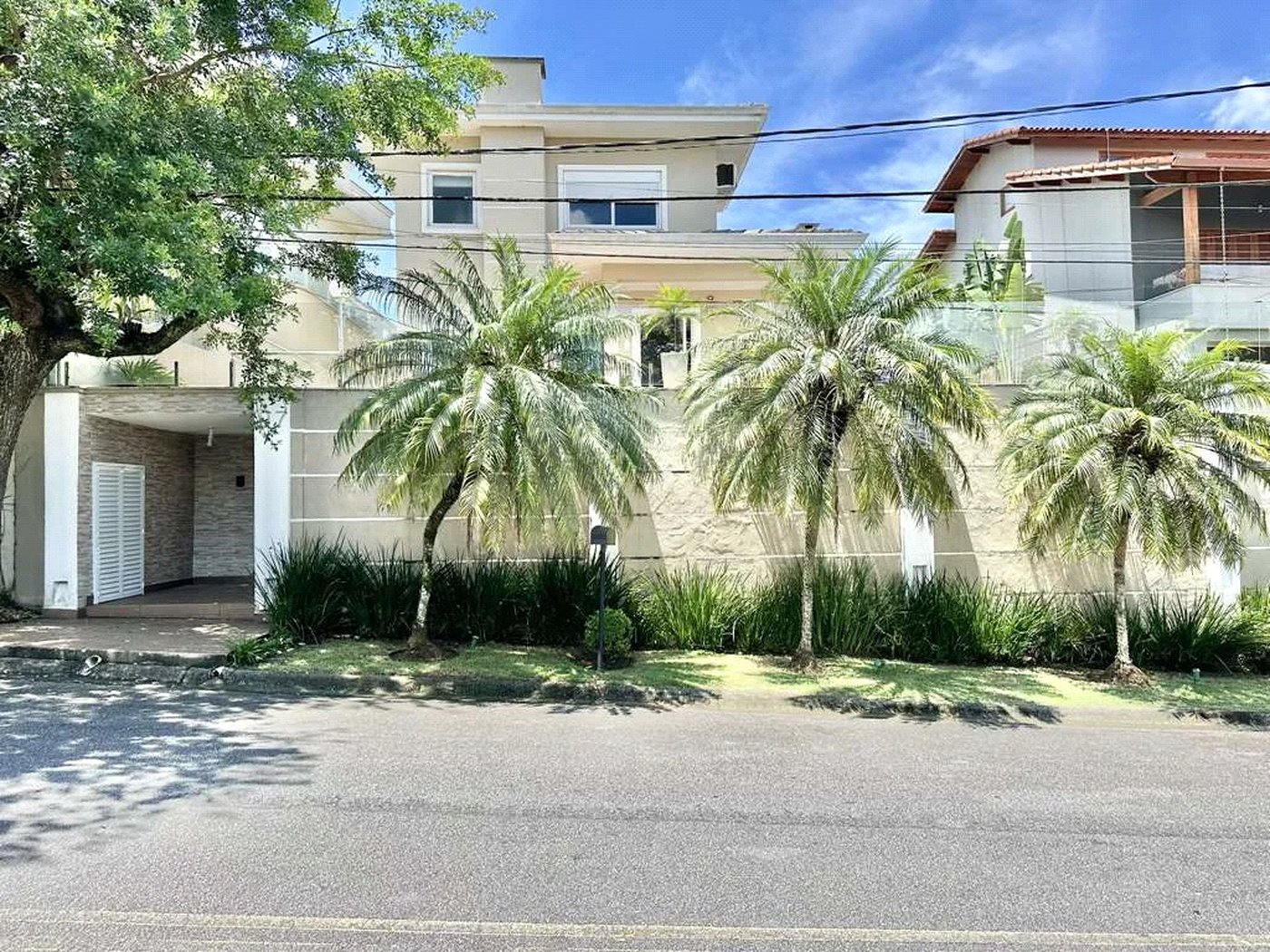Casa em condomínio Impecável, 4 dorms / 2 suítes, varanda gourmet, piscina, 3 lareiras