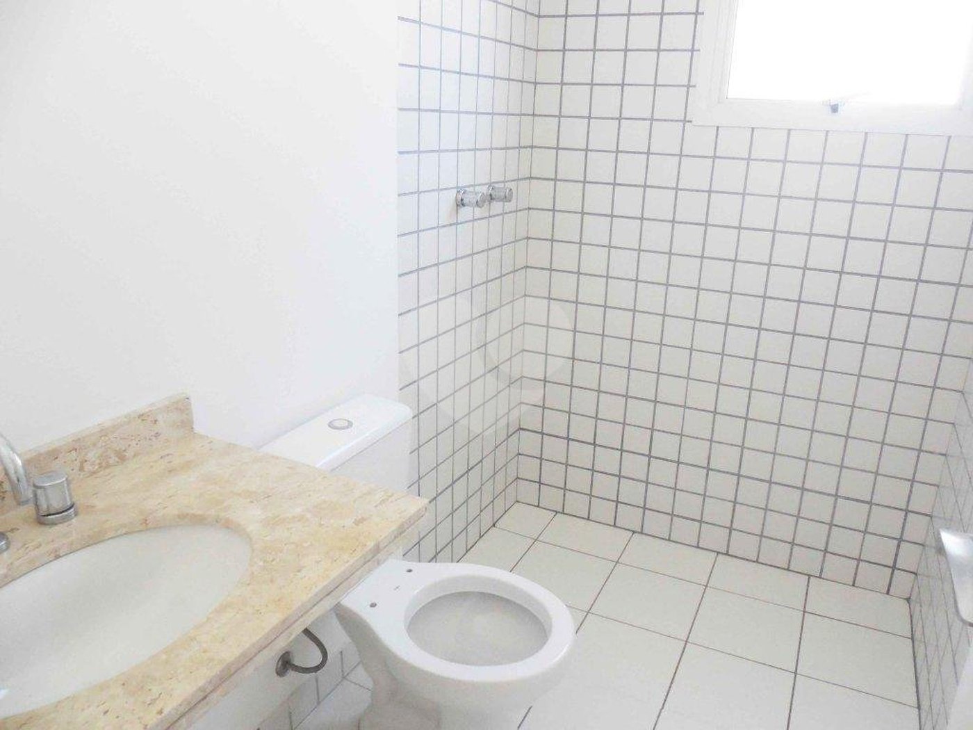 Casa à venda com 4 quartos, sendo 2 suítes, no condomínio Bristol Village, São Paulo - SP