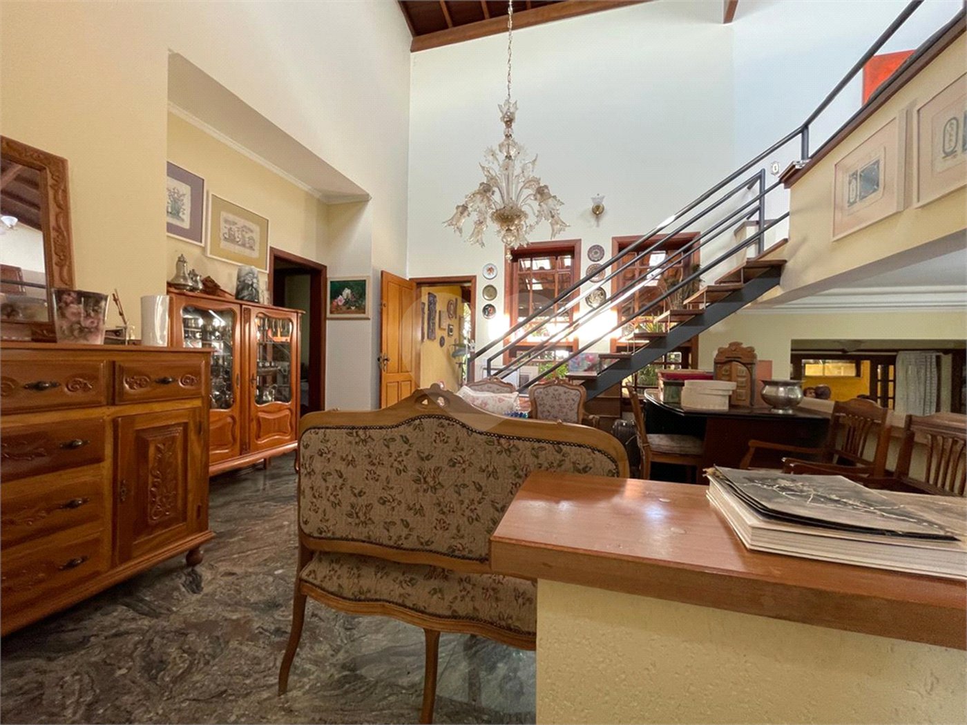 Casa à venda com 9 quartos, sendo 4 suítes, em Condomínio Flamboyant-b, Atibaia, SP