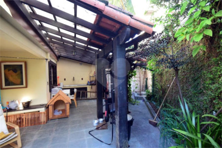 Casa à venda com 5 quartos, sendo 1 suíte, no condomínio Vivendas, Rio de Janeiro - RJ