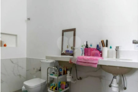 Casa à venda com 4 quartos, sendo 2 suítes, em Vila Gumercindo, São Paulo, SP