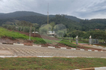 Terrenos de 300 metros em condomínio fechado e prontos para construir na região de Atibaia