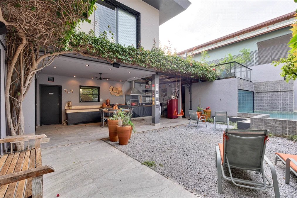 Casa à venda com 4 suítes em Granja Julieta, São Paulo, SP