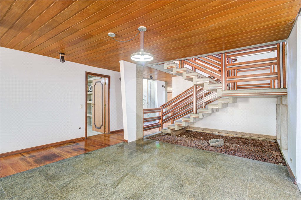 Casa à venda com 5 quartos, sendo 3 suítes, em Alto da Boa Vista, São Paulo, SP