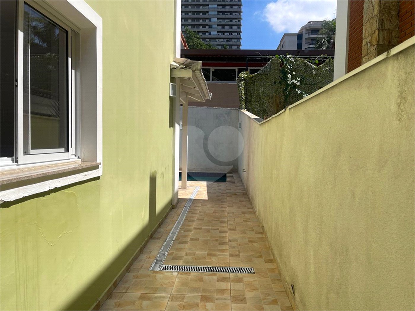 Casa à venda com 4 quartos, sendo 2 suítes,  no condomínio Village Place, São Paulo - SP