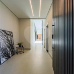 Indaiatuba - Quintas da Terracota - 1252 m² de terreno - casa térrea com 514 m² de área construída -3 vagas de garagem cobertas e 3 descobertas Lavabo - Sala de estar e jantar amplas e integradas - Escritório privativo - Cozinha toda equipada com geladeira, forno, micro-ondas, lava-louças,