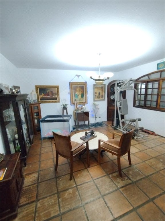Casa à venda na Vila Mariana de 300 metros quadrados, com 3 dormitórios, 1 suíte e 2 vagas.