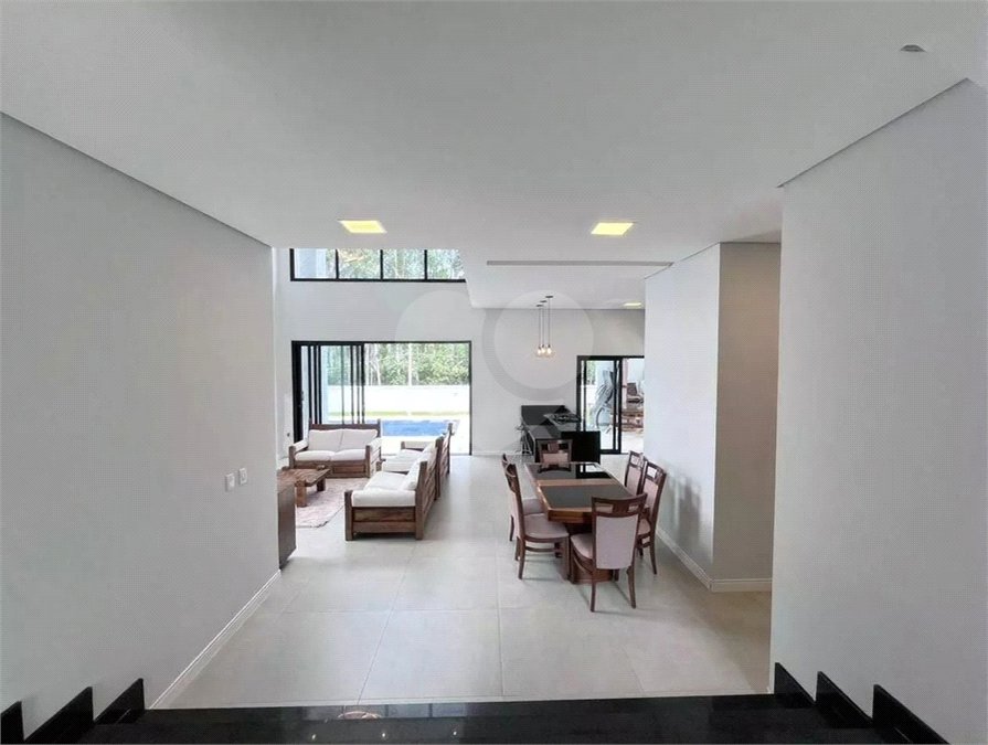 Casa à venda com 3 suítes no condomínio Ninho Verde II, Pardinho - SP