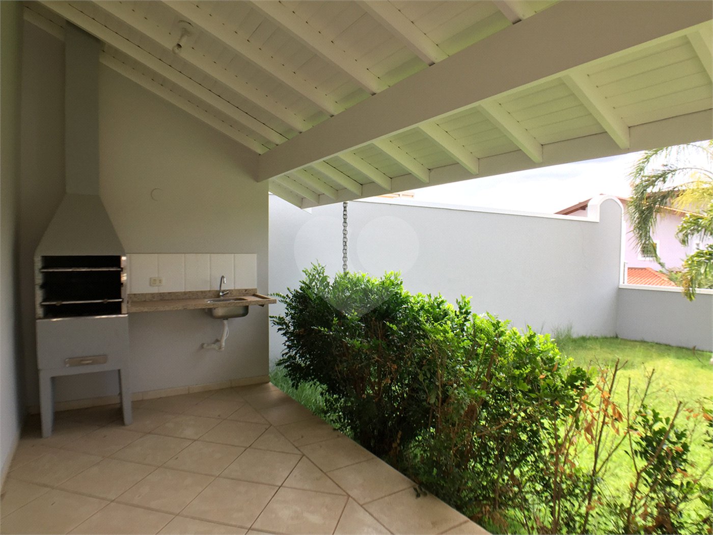Casa à venda ou para alugar com 3 suítes no condomínio Recanto dos Paturis, Vinhedo - SP