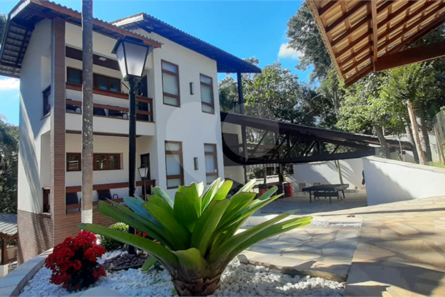 Sobrado à venda com 5 quartos, sendo 3 suítes, em Serra da Cantareira, Mairiporã, SP