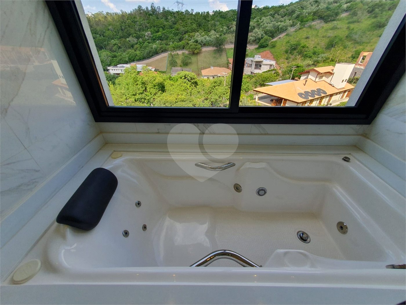 Casa à venda com 6 quartos, sendo 5 suítes, no condomínio Jardim Primavera, Louveira - SP