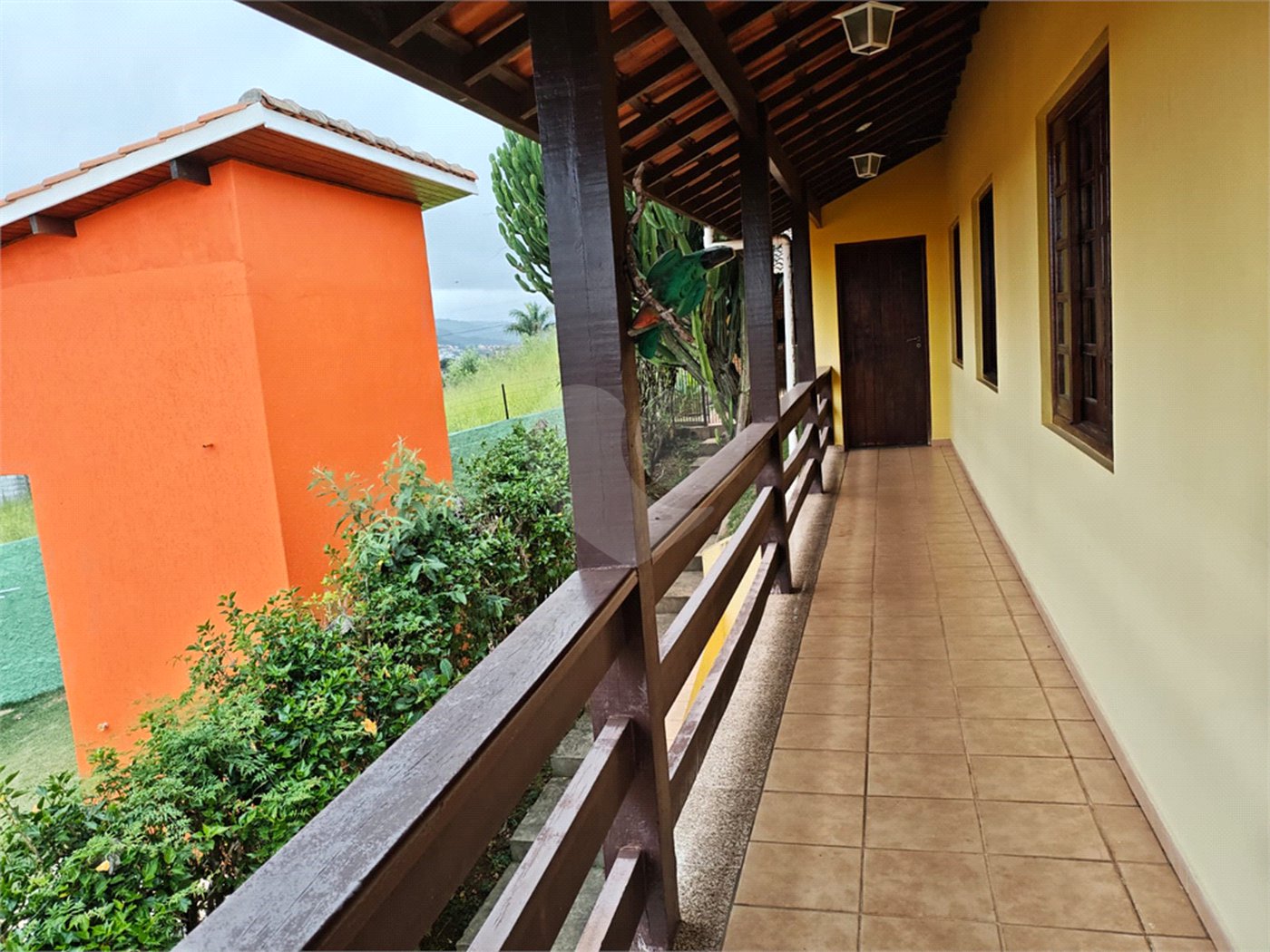 Casa à venda com 4 quartos, sendo 2 suítes,  em Country Residencial Felix, Bom Jesus dos Perdões, SP