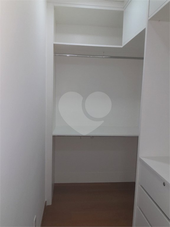 Casa à venda ou para alugar com 4 suítes em Chácaras São Carlos, Cotia, SP