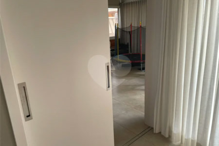 Sobrado no Condomínio Damha II.