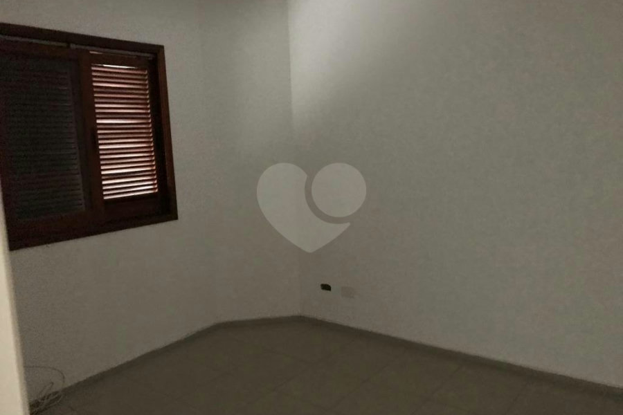 Casa à venda com 3 quartos, sendo 1 suíte, no condomínio Morada dos Pássaros, São Paulo - SP