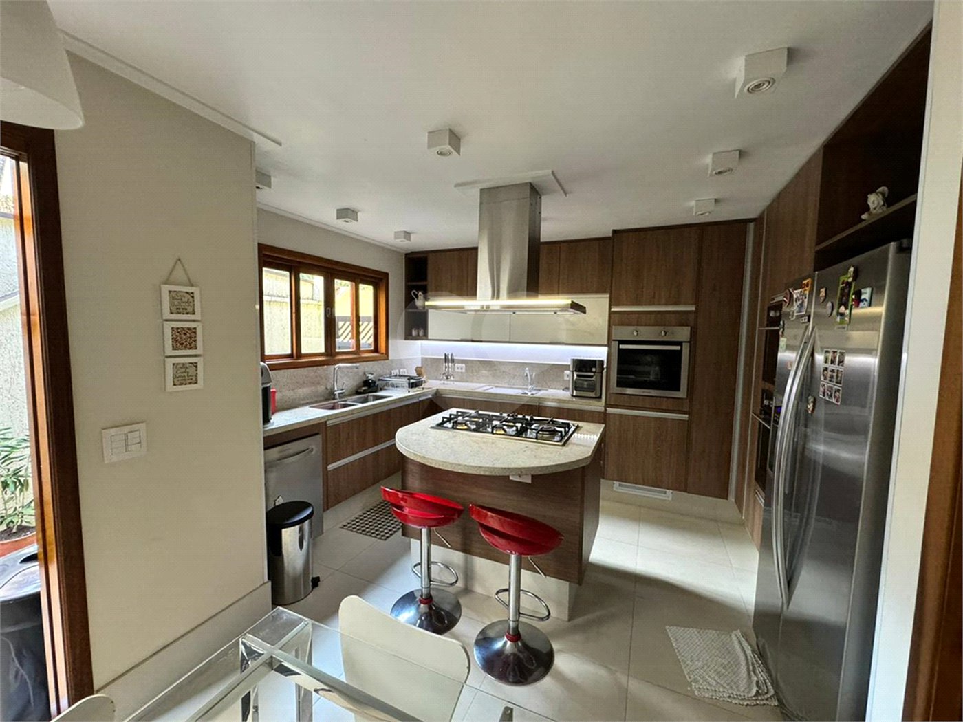Casa à venda com 3 quartos, sendo 1 suíte, no condomínio Residencial Jardim das Flores 1510, Cotia - SP
