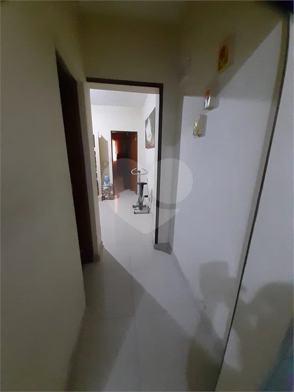 Casa com 250m², 4 dormitórios, 2 vagas.