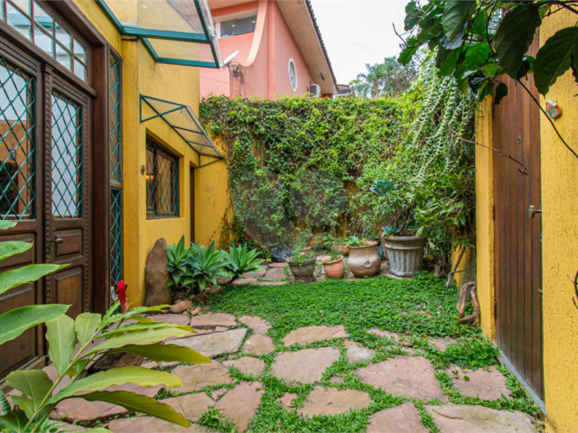 Casa à venda com 3 quartos, sendo 1 suíte,  no condomínio Jardim Hipico, São Paulo - SP