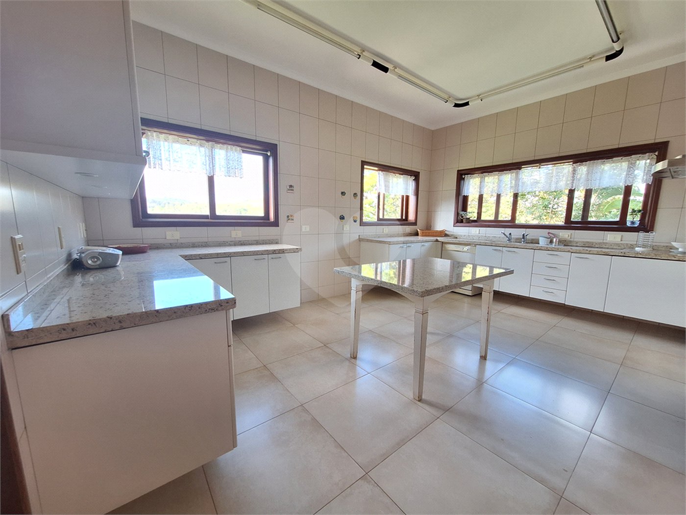 Casa à venda com 3 suítes no condomínio Chácaras do Lago, Vinhedo - SP