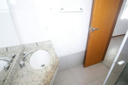Casa à venda com 4 quartos, sendo 3 suítes, no condomínio Lícia de Alvarenga, Rio de Janeiro - RJ