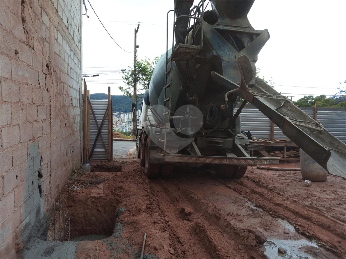 Terreno em Construção à Venda - 275m² em Ótima Localização