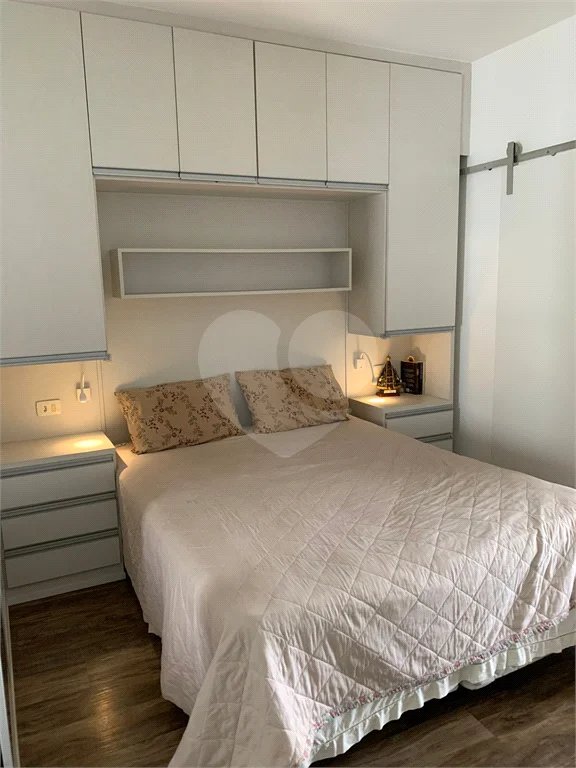 Sobrado com 3 quartos e garagem para 5 veículos.