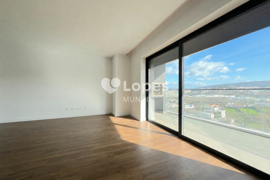 Apartamento T3 à venda em Águas Santas, Maia, Portugal – Varanda e garagem