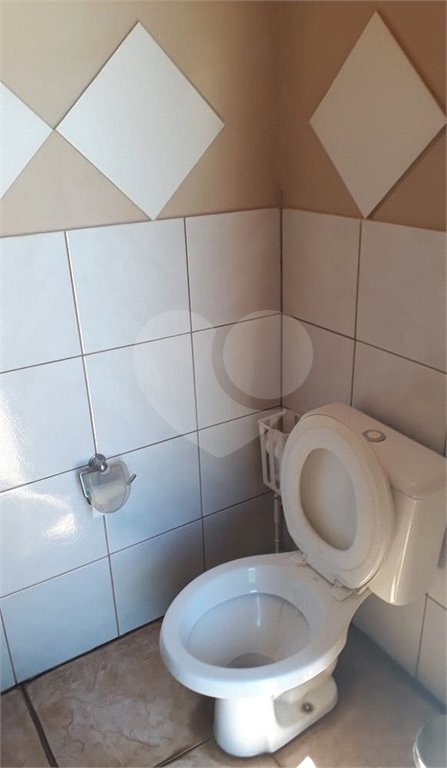 Sobrado com 3 dormitórios, sendo 2 suítes, uma delas master.