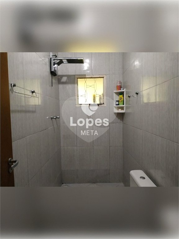 Esta encantadora casa, situada no tranquilo bairro Jardim Bandeirantes, na zona sul de São José dos