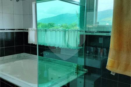 Sobrado à venda com 4 quartos, sendo 2 suítes, em Vila Petrópolis, Atibaia, SP