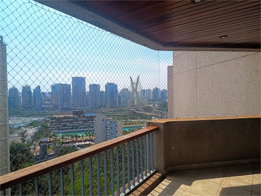 Apartamento à venda ou para alugar com 3 suítes em Real Parque, São Paulo, SP