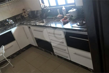 Sobrado à venda com 3 quartos, sendo 1 suíte, em Bocaina, Ribeirão Pires, SP