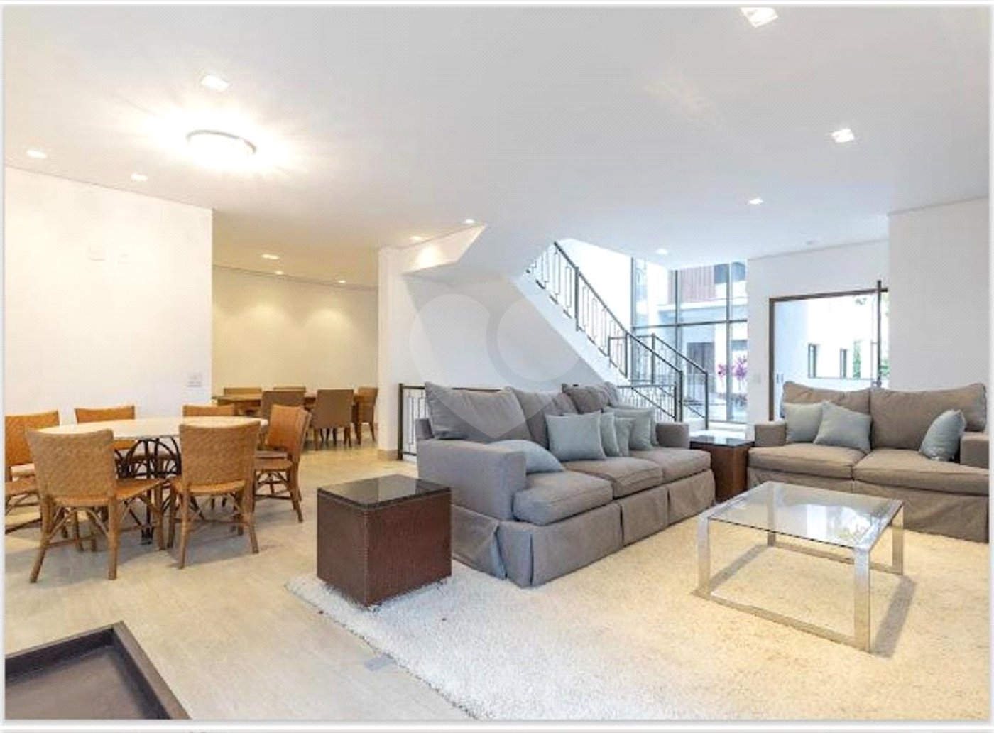 Casa à venda com 3 quartos, sendo 2 suítes, no condomínio Residencial Erika, São Paulo - SP