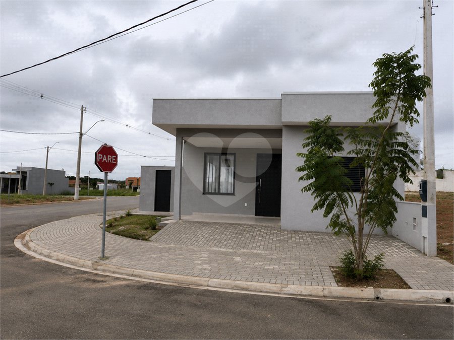 Casa à venda com 3 quartos, sendo 1 suíte,  no condomínio Tivolli, Itapetininga - SP