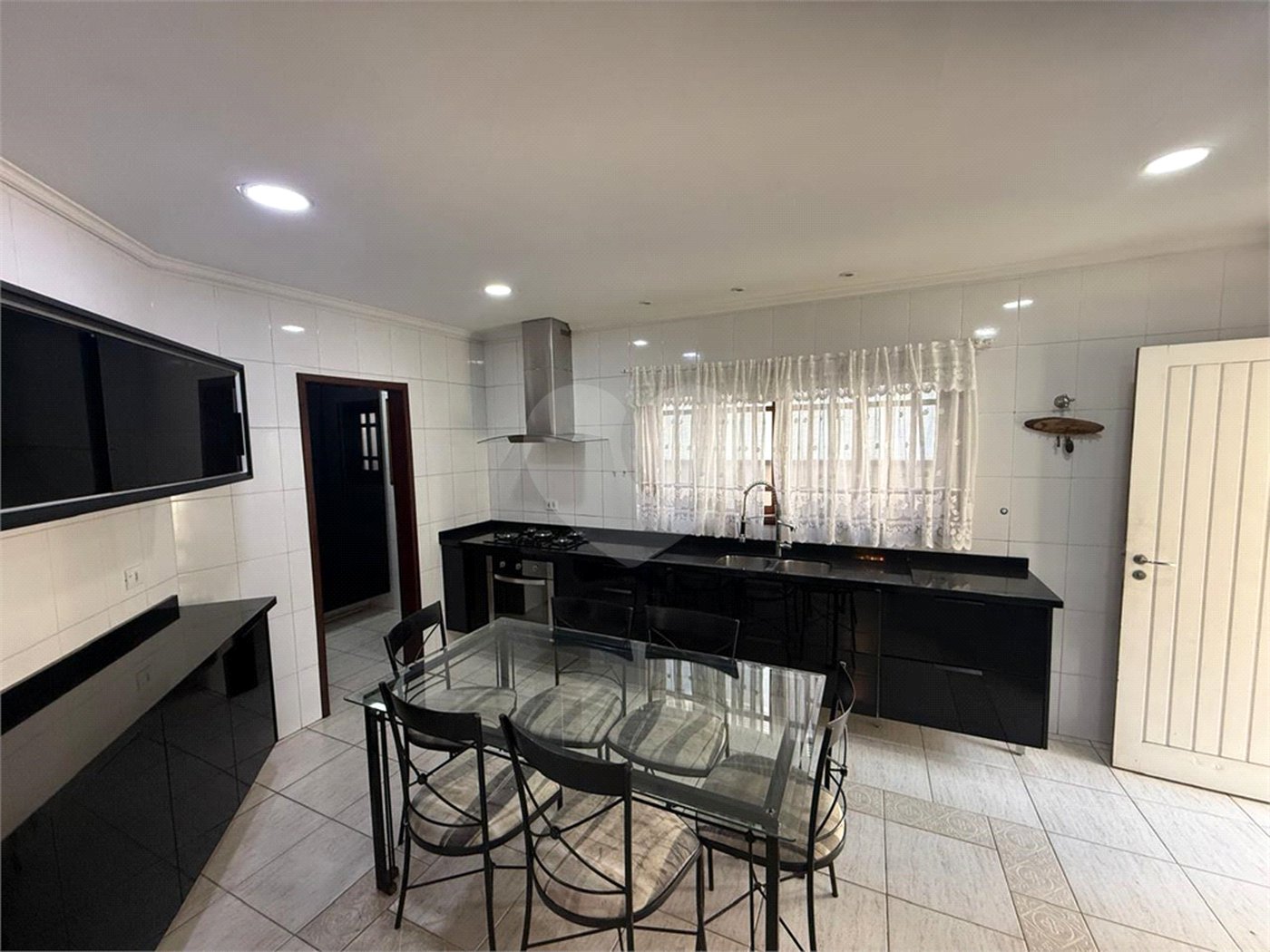 Casa à venda com 4 quartos, sendo 2 suítes,  no condomínio Arujá 5, Arujá - SP