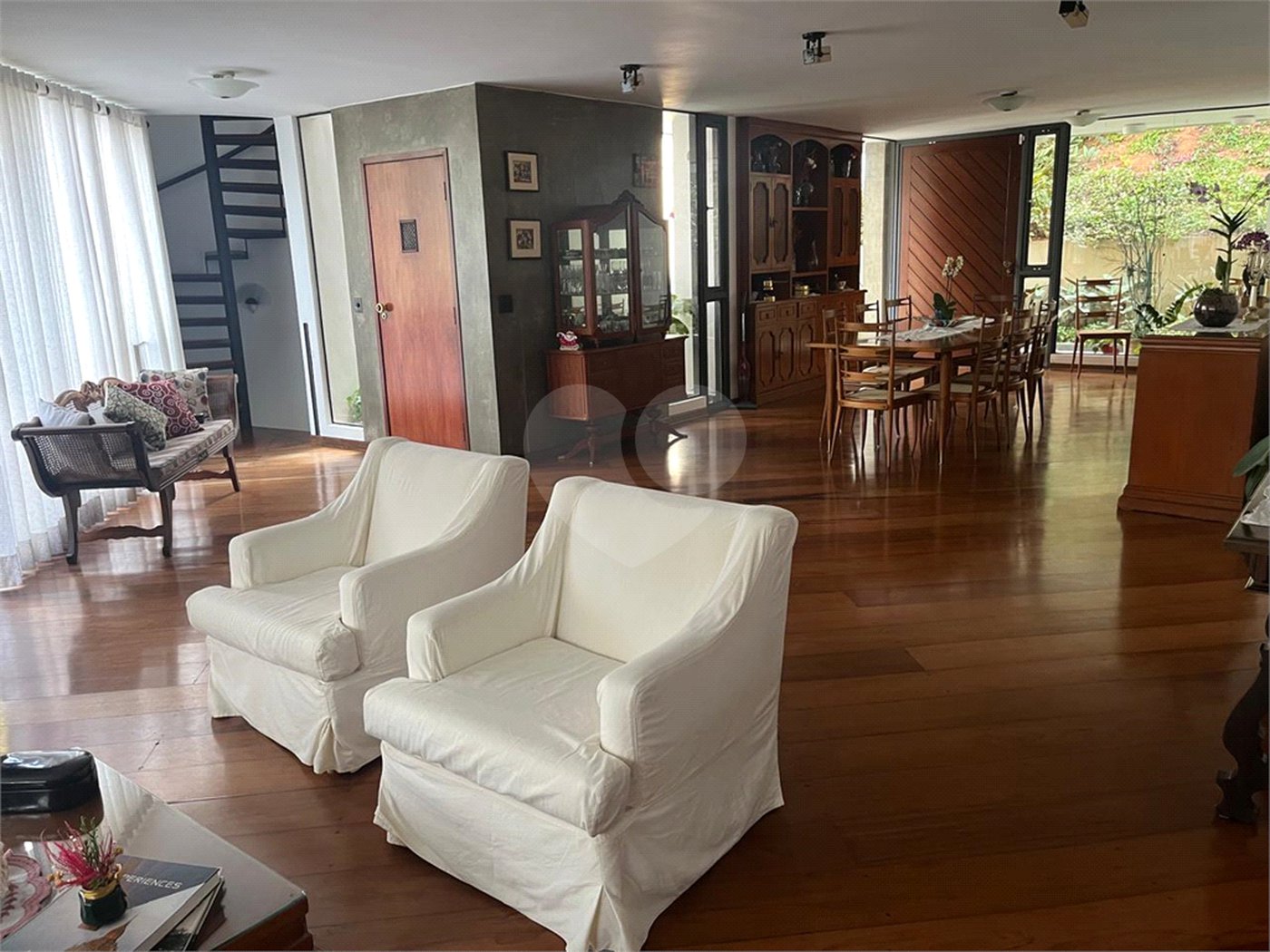 Casa à venda com 4 quartos, sendo 3 suítes, no condomínio Vitoria Regia, São Paulo - SP