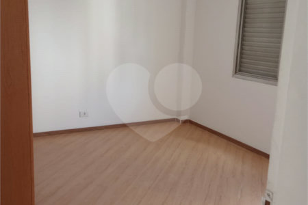 01 Dormitório, todo reformado, Semi Mobiliado com 01 Vaga de Garagem