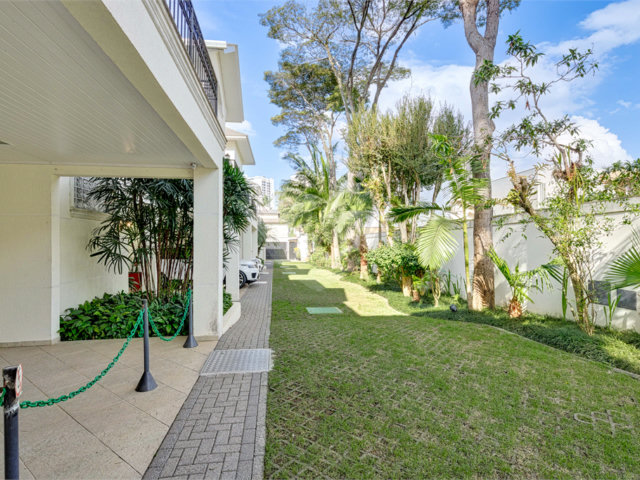 Casa à venda com 4 suítes no condomínio Solar Andaluz, São Paulo - SP