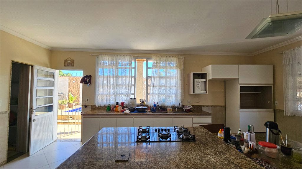 Casa à venda com 5 quartos, sendo 3 suítes,  no condomínio Colinas do Magarça, Rio de Janeiro - RJ