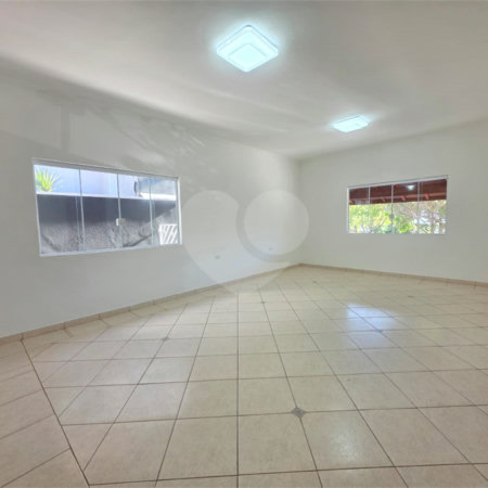 Casa à venda com 3 quartos, sendo 1 suíte, no condomínio Residencial Jardim das Palmeiras, Vinhedo - SP