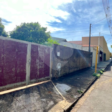 Terreno à Venda no Jardim Tangará
