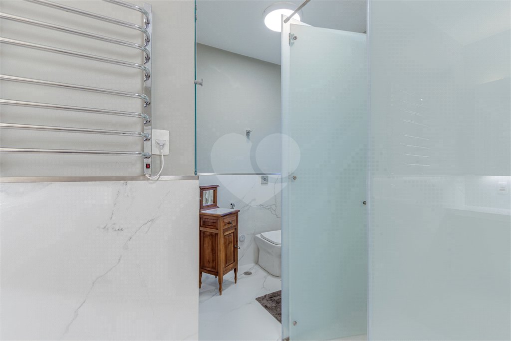 Sobrado à venda com 5 quartos, sendo 3 suítes,  em Alto da Boa Vista, São Paulo, SP