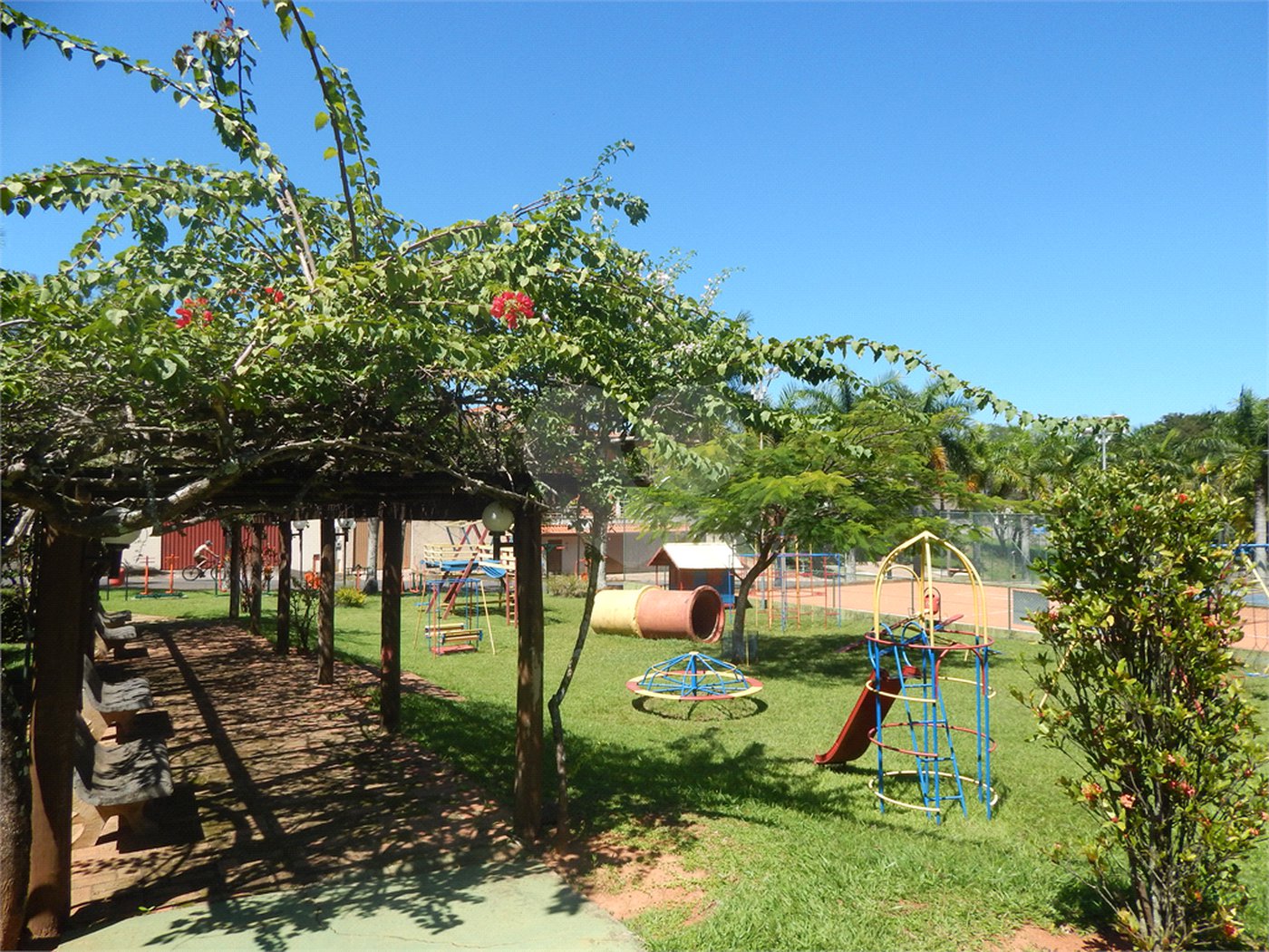 Casa à venda com 4 quartos, sendo 1 suíte, no condomínio Vale do Itamaracá, Valinhos - SP