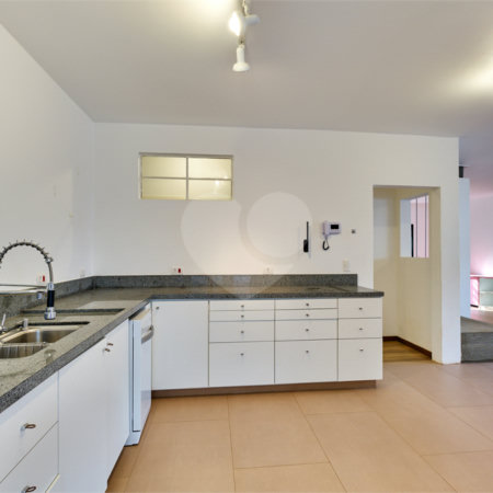 Casa para alugar com 5 quartos, sendo 3 suítes,  em Chácara Monte Alegre, São Paulo, SP