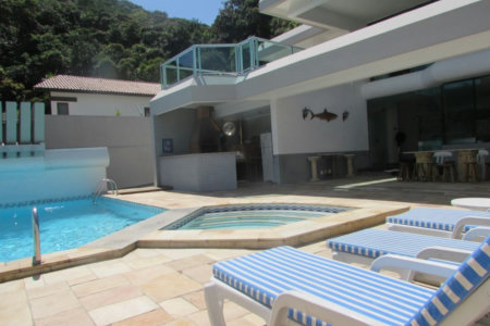 Casa de Alto Padrão com 5 Suítes e Lazer Completo– Guarujá