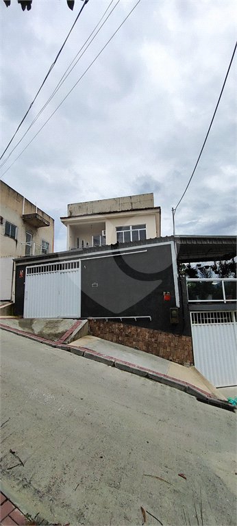 Casa à venda com 5 quartos, sendo 3 suítes, no condomínio Village Texeira Campos, Rio de Janeiro - RJ