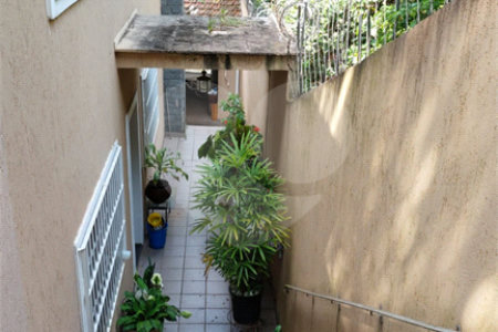 Casa à venda com 7 quartos, sendo 2 suítes, em Jardim Londrina, São Paulo, SP
