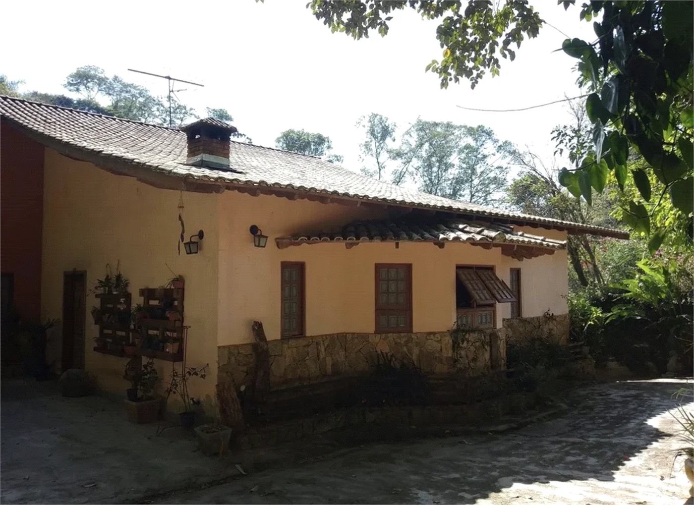 Casa à venda com 4 quartos, sendo 1 suíte, no condomínio Quinta da Cachoeira, Embu das Artes - SP
