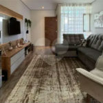 Sobrado com 3 quartos e garagem para 5 veículos.